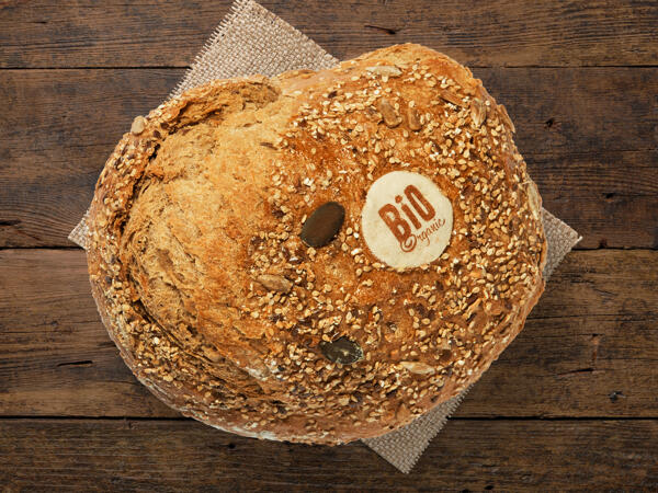 Pane bio al farro antico cotto in forno a legna