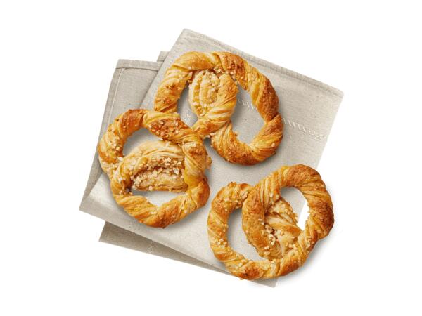 Brezel mit Cremefüllung und Mandeltopping