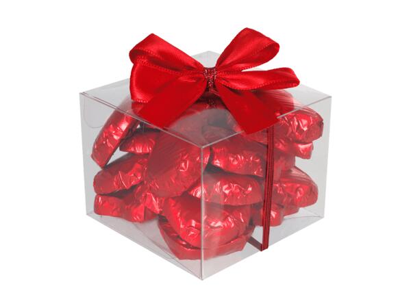Cube cadeau avec coeurs en chocolat