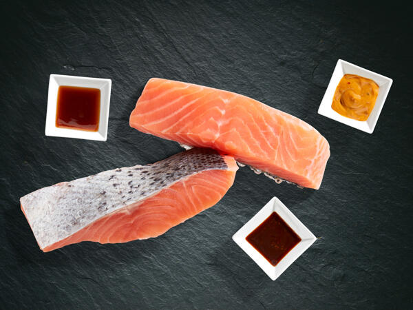 Filetto di salmone con pelle e salsa