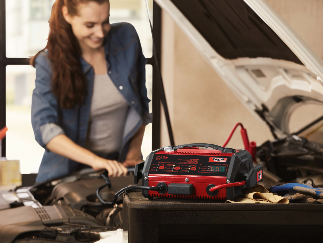 Chargeur de batterie pour voiture avec fonction d'aide au démarrage (uniquement au Tessin)