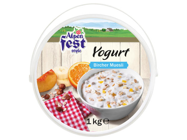 JOGURT S OVOCEM A MÜSLI