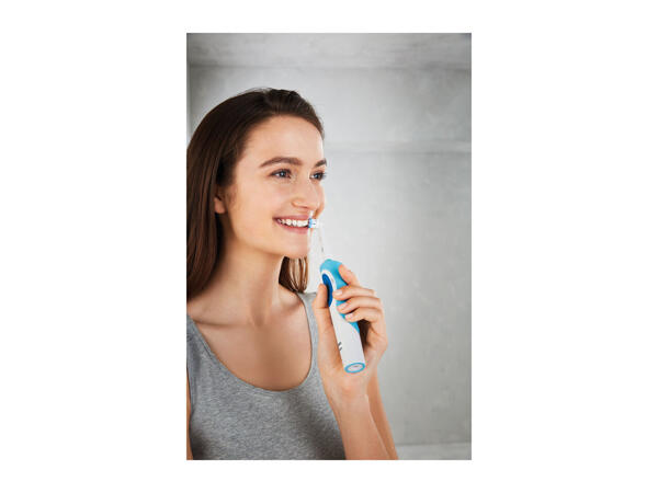 Oral-B Pro 2 2500 Electric Tooth brush with Travel Case