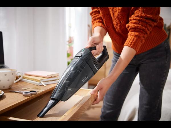 Cordless hand-held vacuum cleaner