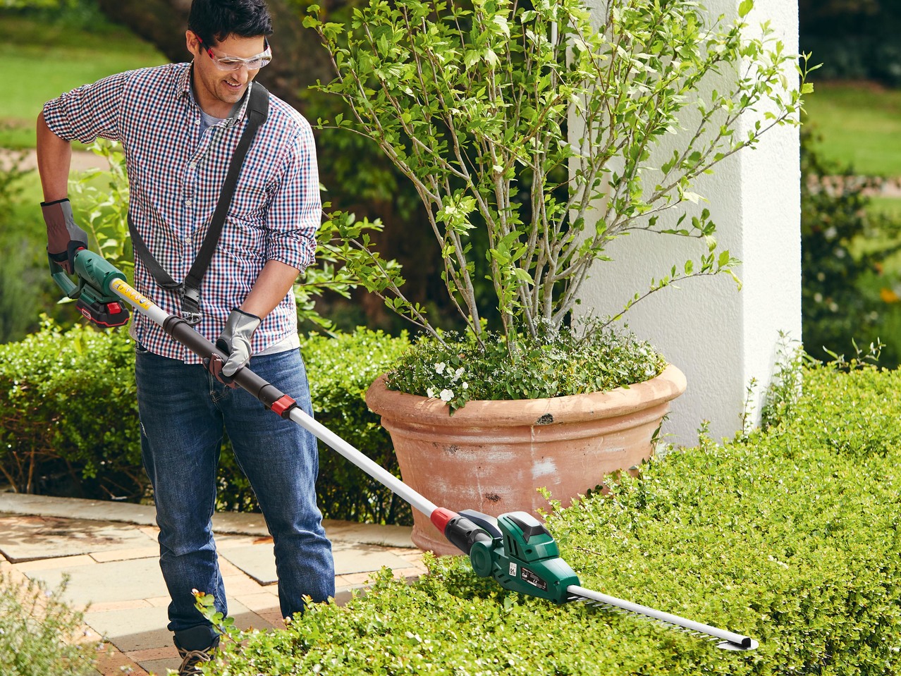 Cordless Extendable Hedge Trimmer