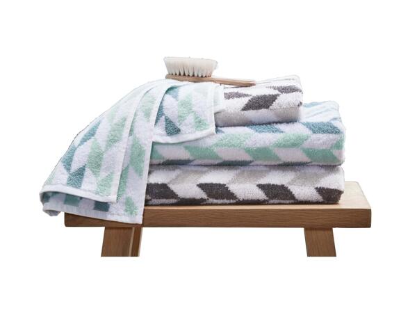 2 Hand Towels