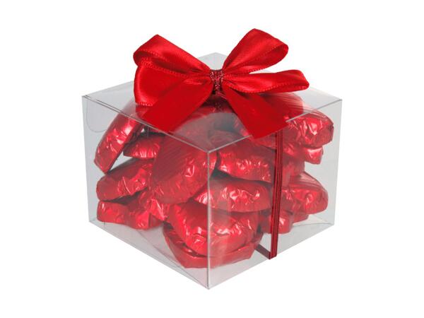 Cube cadeau avec cœurs en chocolat
