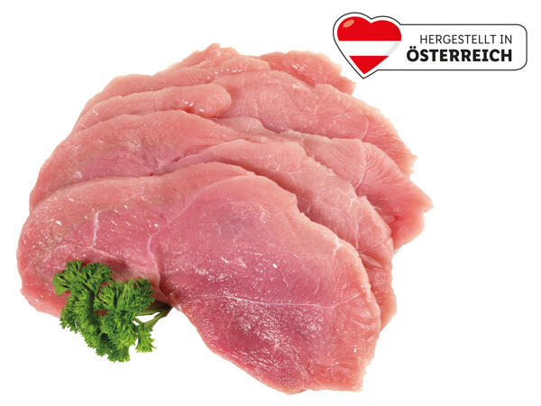 Frische Schweineschnitzel geschnitten