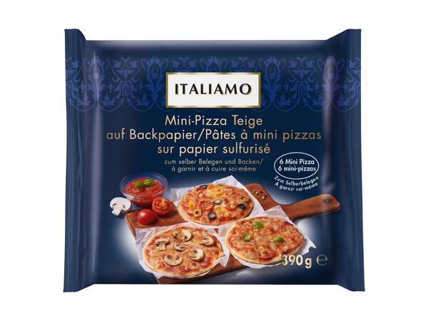 Pâtes à mini pizzas sur papier sulfurisé