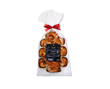 Specially Selected Christmas Tree Brioche Chocolate Chip or Vanilla Cream