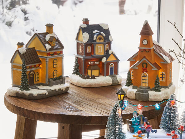 Weihnachtsstraße mit Beleuchtung