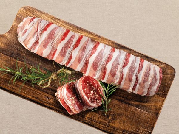 Frisches Schweinefilet im Speckmantel