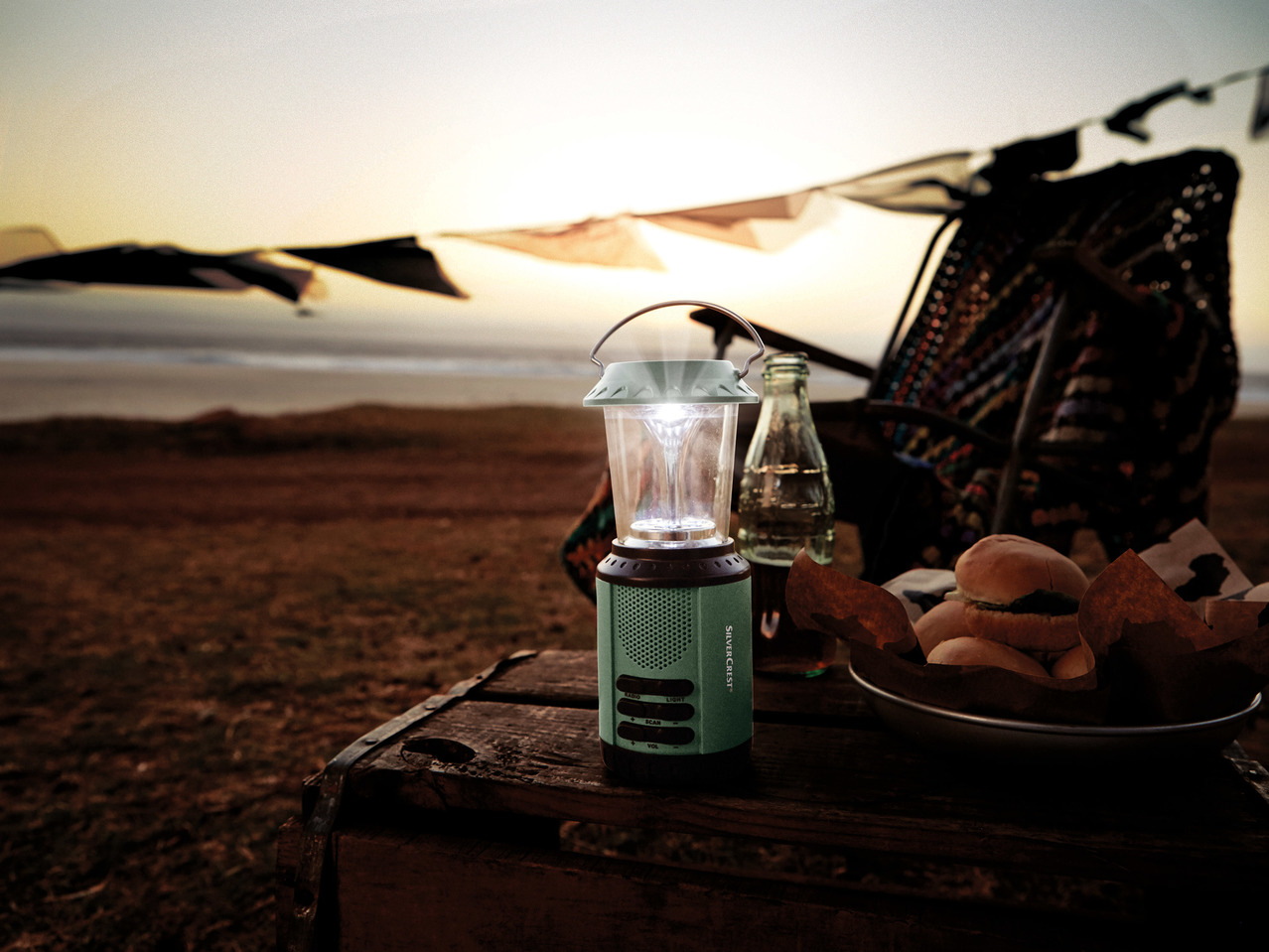 Silvercrest Dynamo Camping Radio with Light1