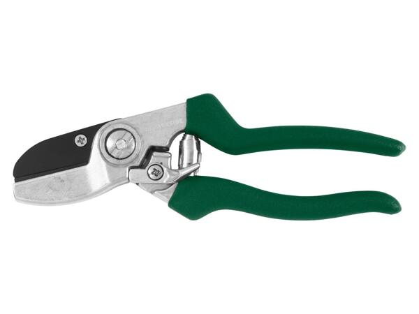 Anvil or bypass secateurs