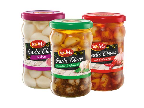 Garlic cloves in sunflower oil or in brine