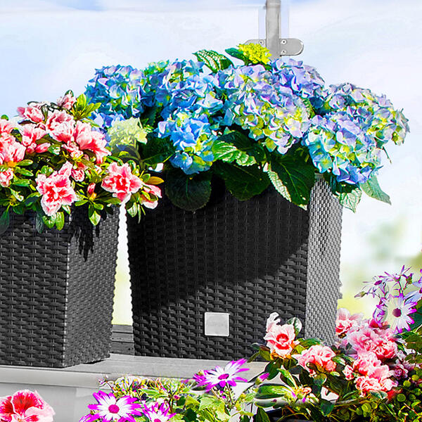 Blumentopf in Rattan-Optik