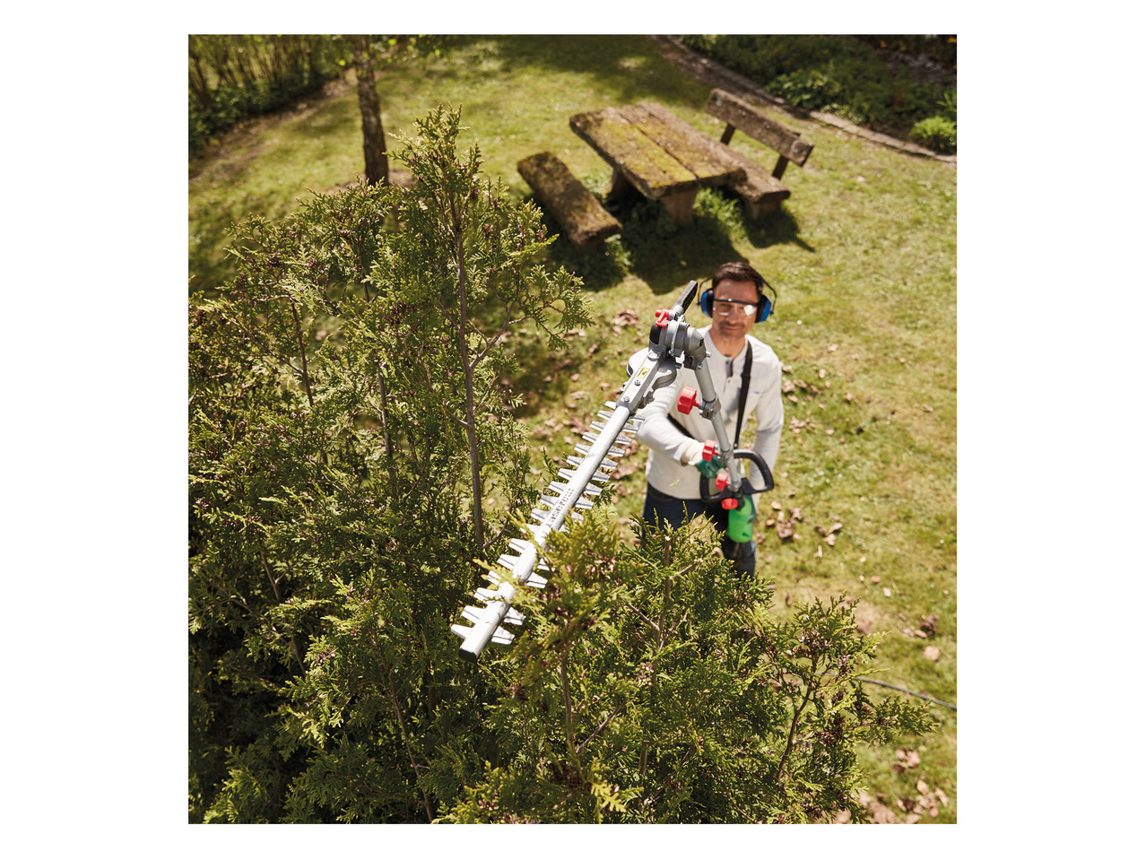 Florabest 900W Long-Reach Hedge Trimmer1