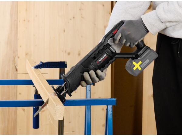 Cordless sabre saw