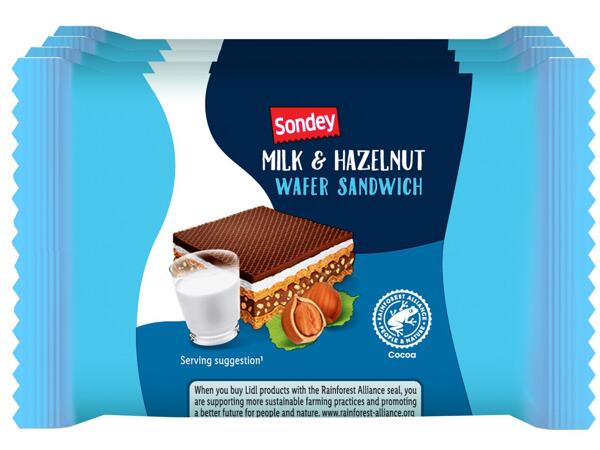 Coated chocolate wafer with hazelnut cream