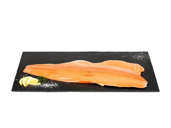 Filet de saumon entier avec peau