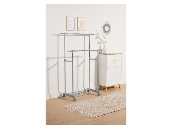 Clothes rail with swivel castors