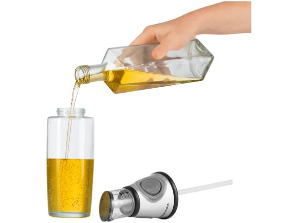 Dávkovač oleje s dávkovací pomůckou