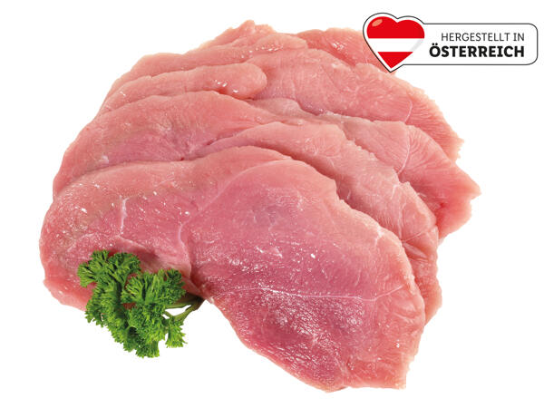 Frische Schweinsschnitzel geschnitten