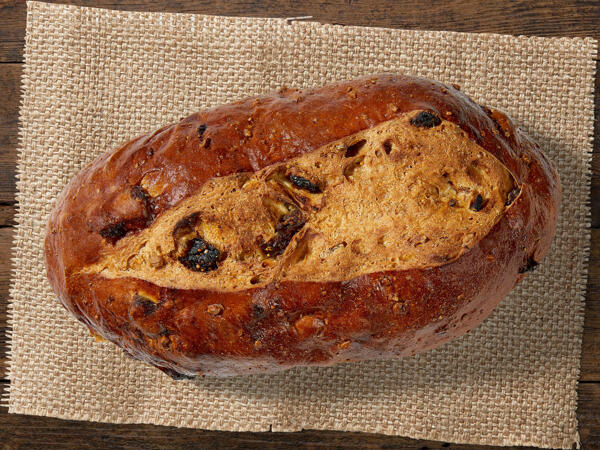 Pane alla frutta con noci