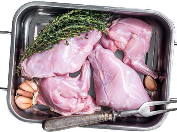 Frische Kaninchenstücke mit Leber