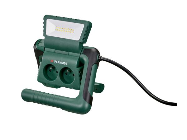PRACOVNÍ LED SVĚTLO SE ZÁSUVKAMI