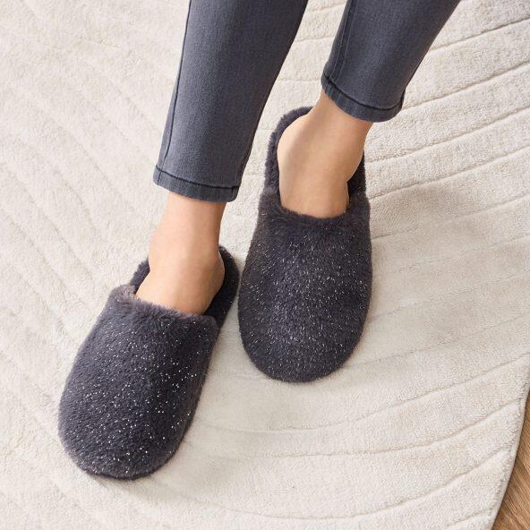 UP2Fashion(R) 				Pantoufles en peluche