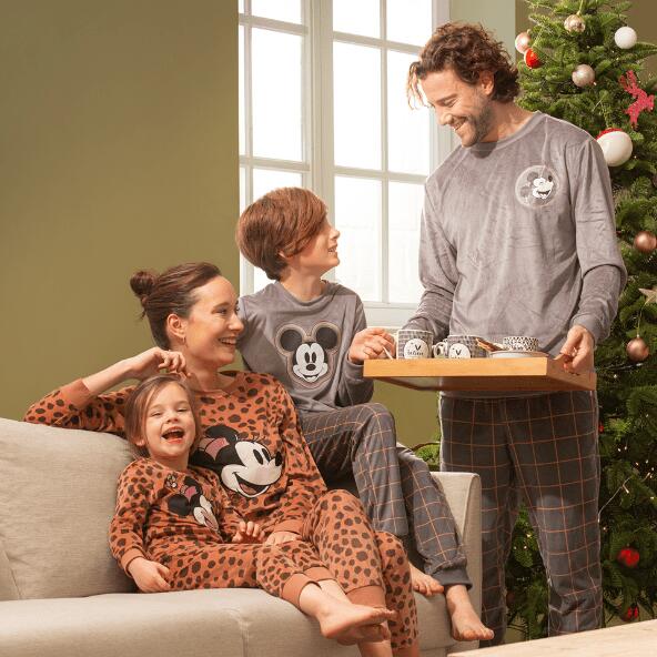 ©Disney 				Pyjama Mickey et Minnie