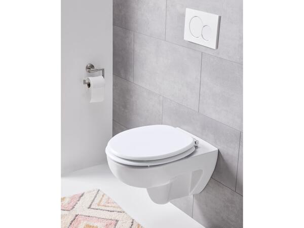 Toilet seat with soft close mechanism