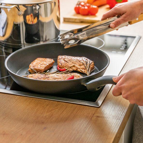 HOME CREATION KITCHEN(R) 				Pan met titaniumcoating