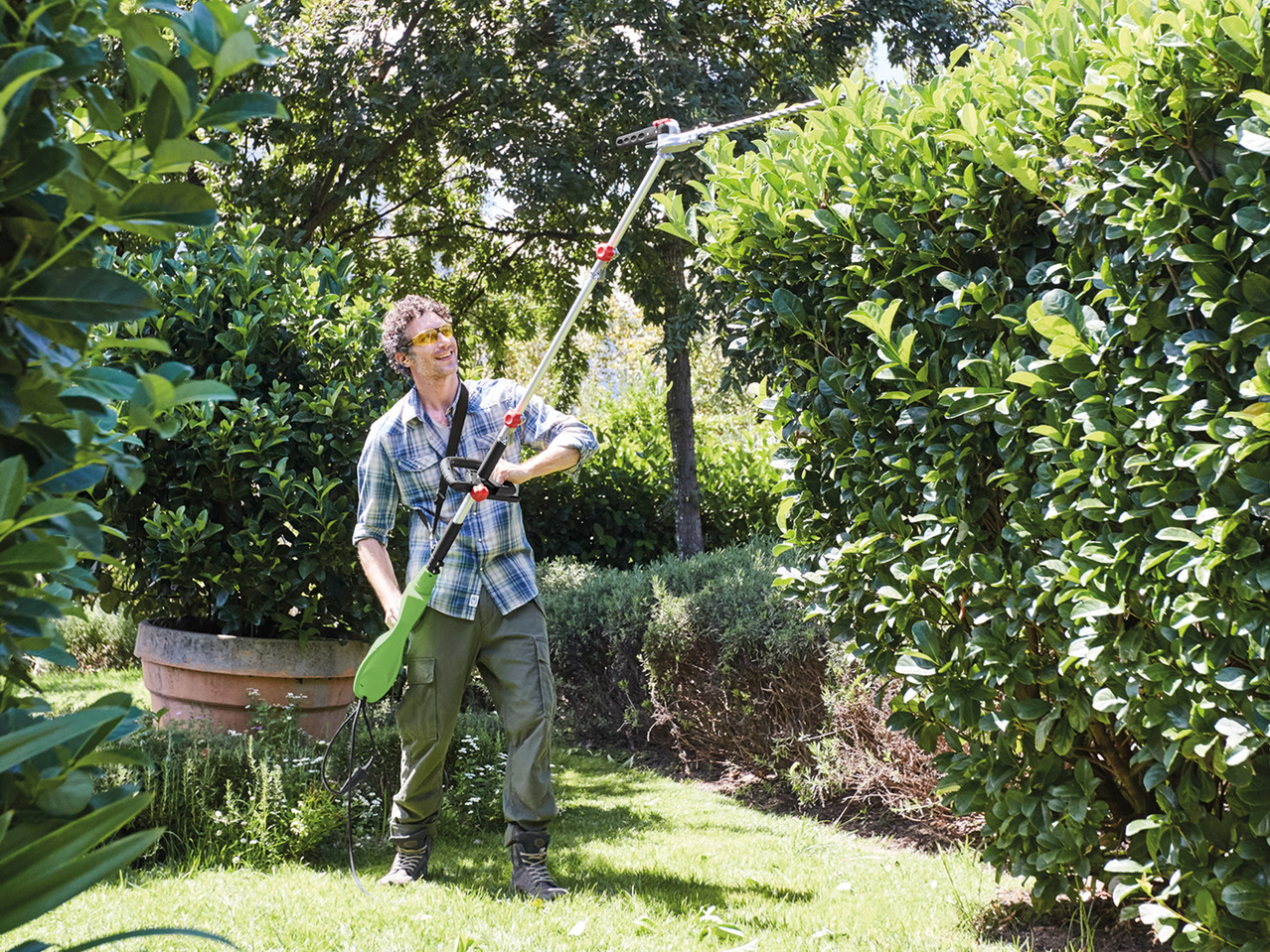 Florabest 900W Long-Reach Hedge Trimmer1