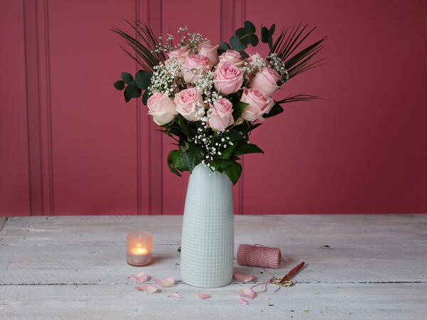 Deluxe Dozen Pink Roses
