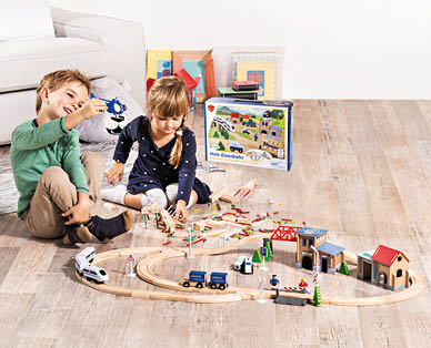 TOY. Holz-Eisenbahn/-Autobahn