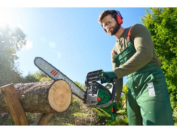 Petrol chainsaw