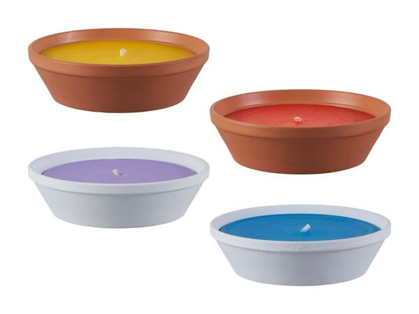 Bougie citronnelle dans un pot en terre cuite