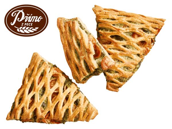Triangl se špenátem a cherry rajčaty