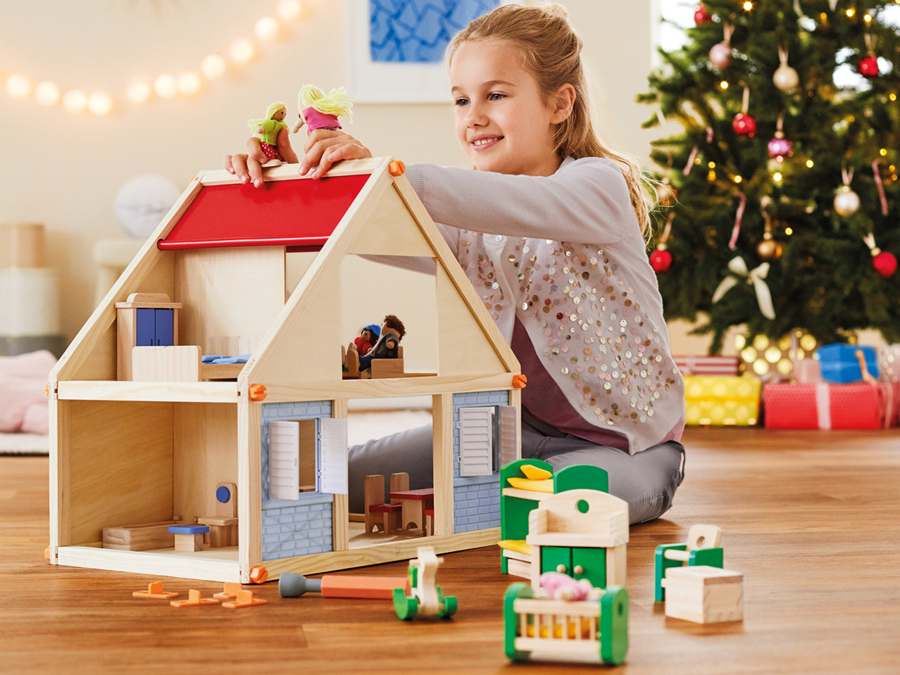 Playtive Junior Wooden Doll's House1
