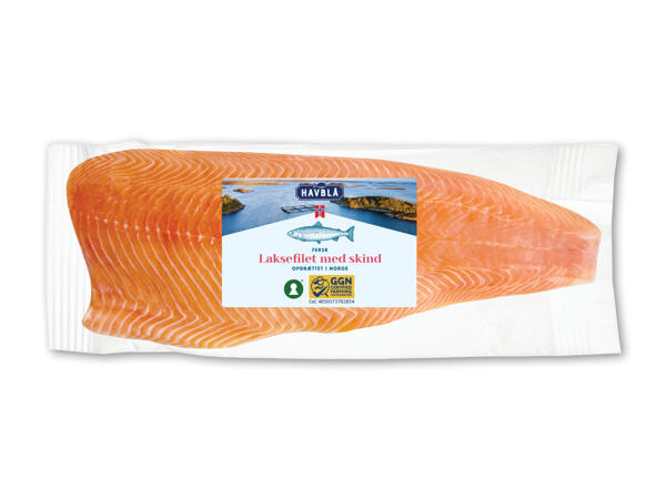 Fersk laksefilet med skind