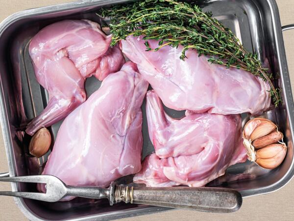 Frische Kaninchenstücke mit Leber