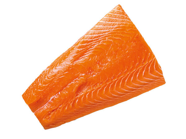 Frisches Lachsfilet mit Haut