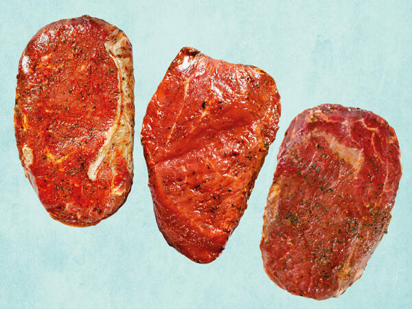 Frisches Bio Hüftsteak, Bio Rib-Eye-Steak oder Bio Rumpsteak, mariniert