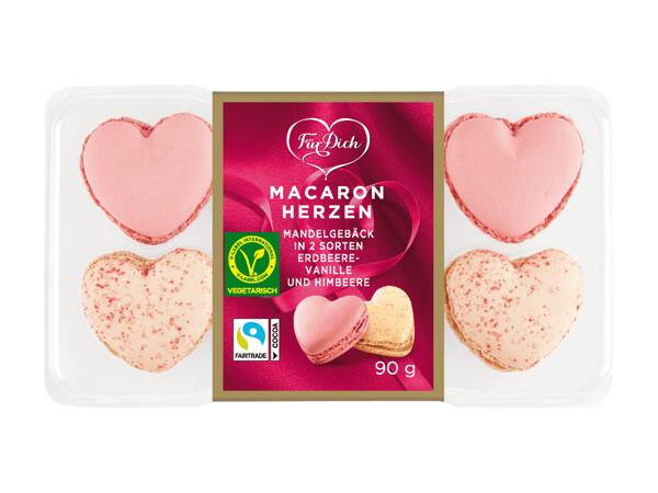 Frische Macarons in Herzform