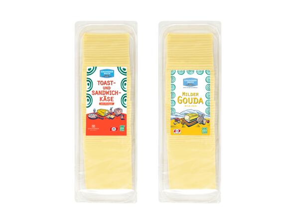 Toastkäse oder Gouda in Scheiben