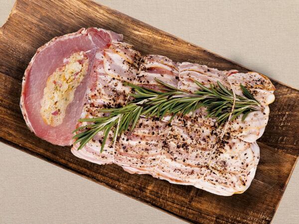 Frischer gefüllter Schweinerücken im Speckmantel