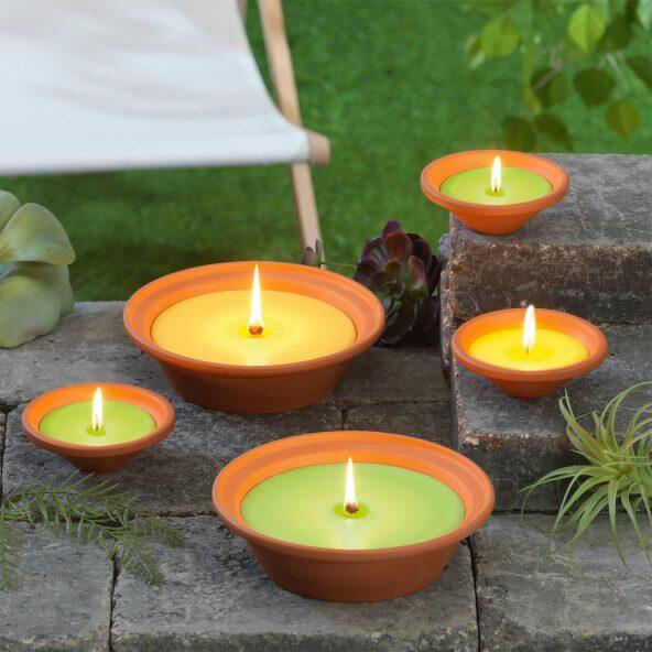 Bougie de jardin dans une vasque en terre cuite