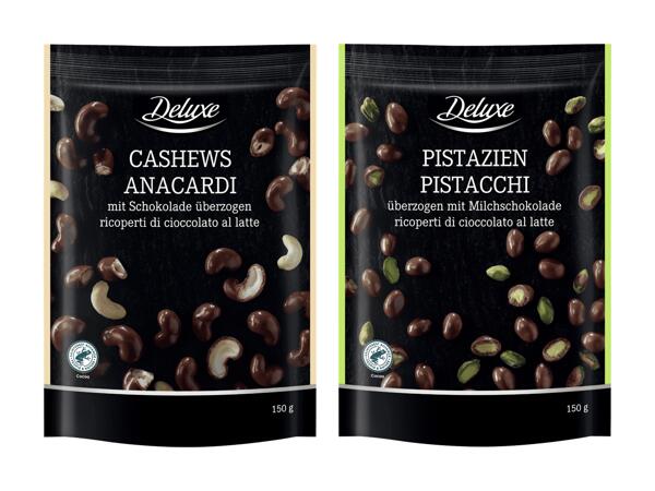 Fruits à coque avec chocolat au lait